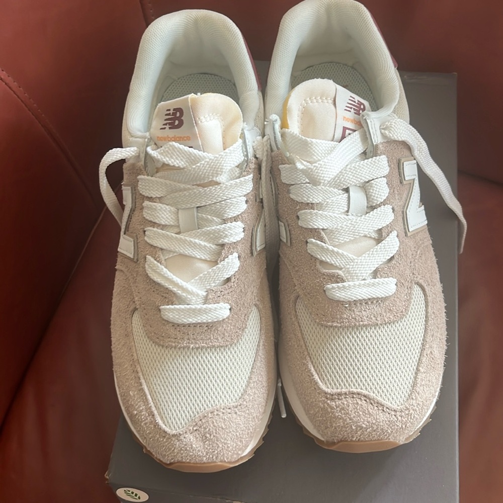 New Balance Womens 574 Platform Casual Sneakers. Great condition, worn once.